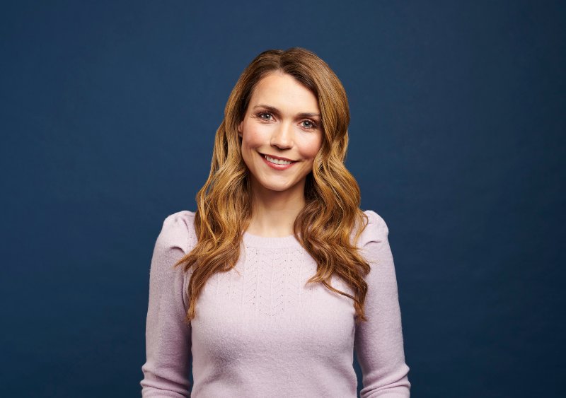 Portrait Annett Möller vor blauem Hintergrund